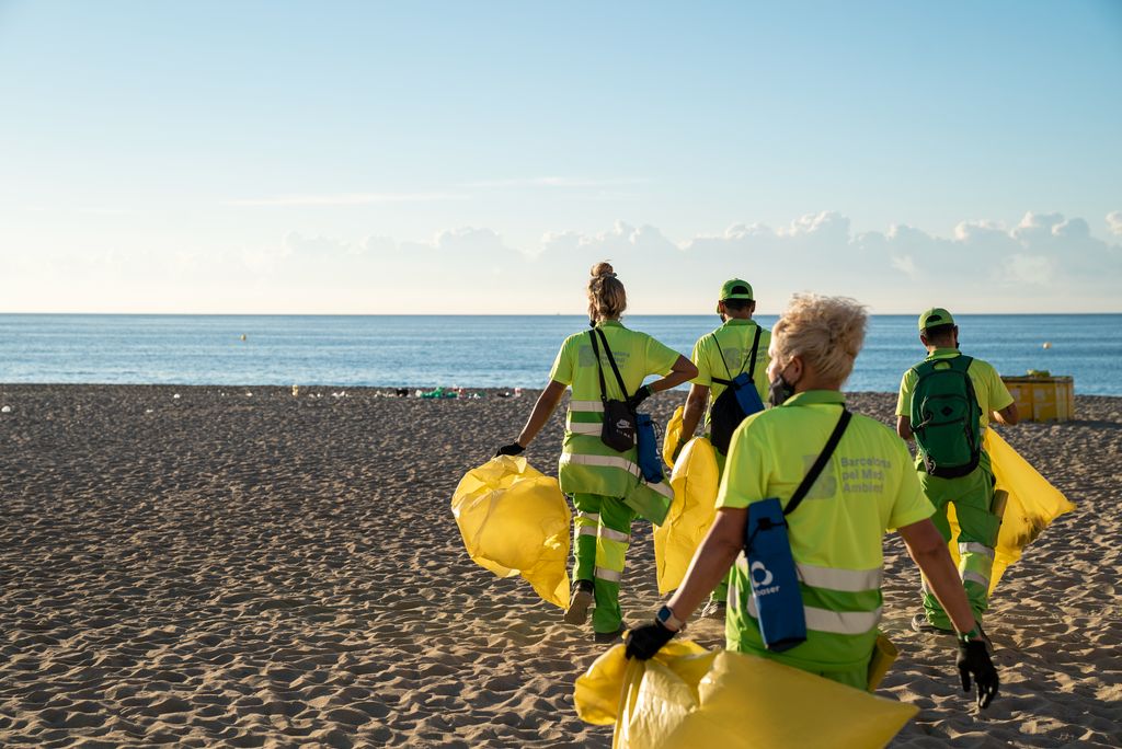 Personal del servei de neteja de Barcelona pel medi ambient arribant a la platja del Bogatell per recollir la brossa que la gent ha deixat a la sorra durant la celebració de Sant Joan