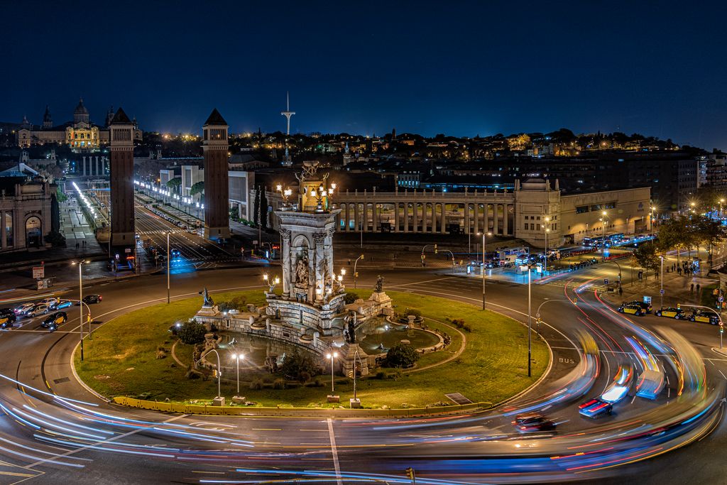 Plaza de Espanya y Montjuïc desde la azotea del Centro Comercial Las Arenas. Los coches se ven por las estalas luminosas que dejan al pasar