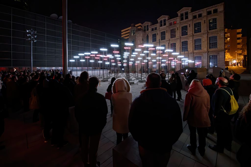 Público visitando la instalación ‘Abstract’, de la Universidad Pompeu Fabra, en la plaza de Gutenberg con Roc Boronat