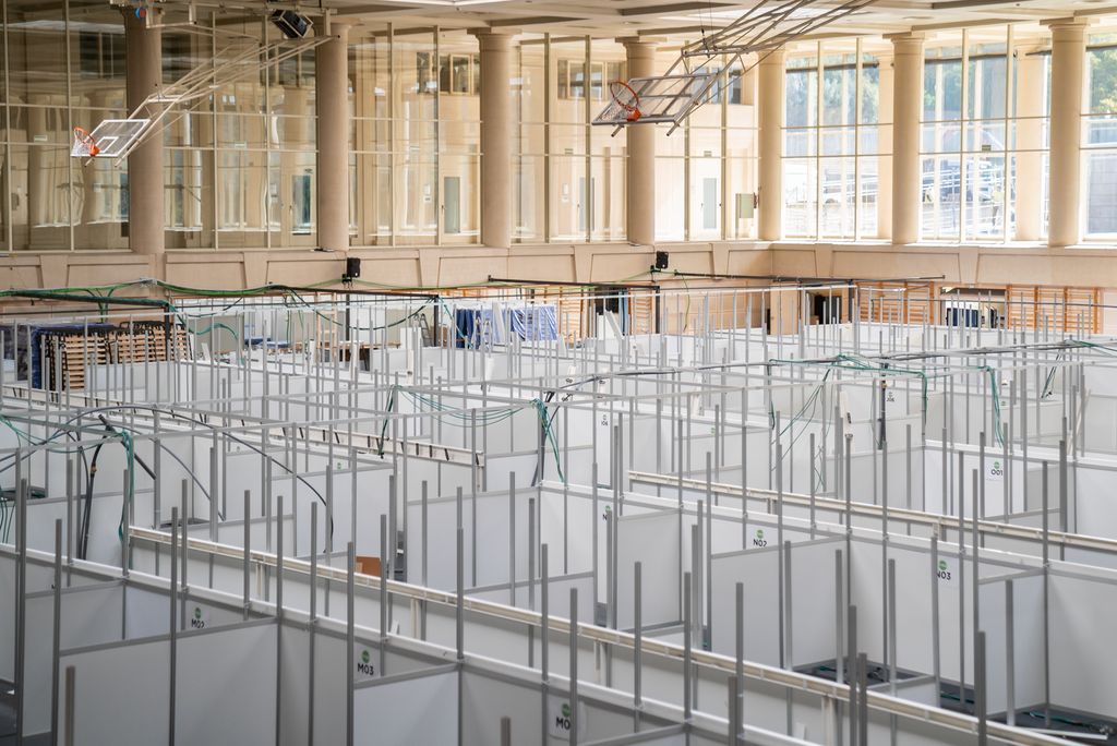 Vista de l'emplafonat del Pavelló Salut de l'INEFC a mig desmuntar