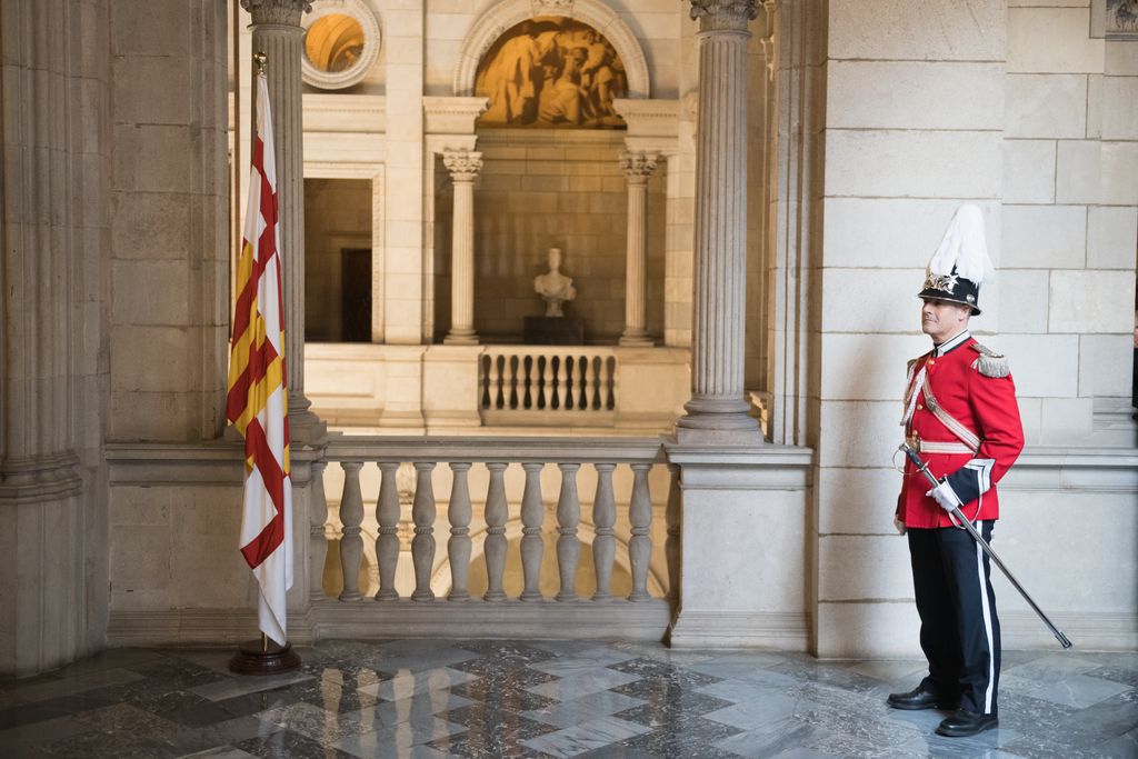 Un agent de la Guàrdia Urbana amb l’uniforme de gala a la Galeria Gòtica
