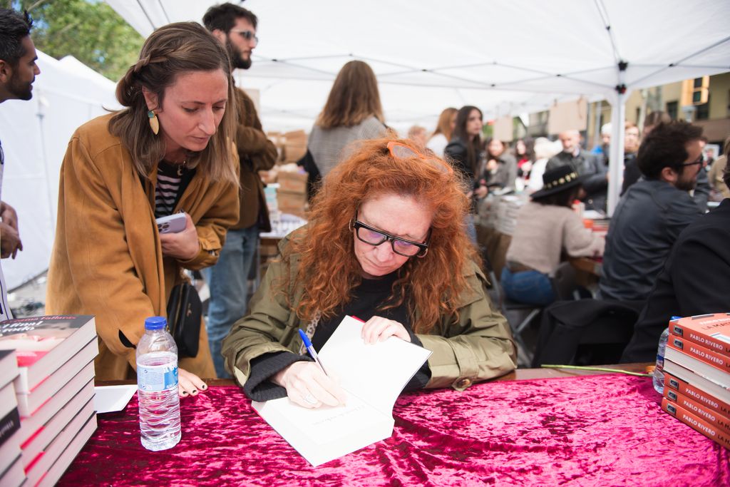 L’escriptora Cristina Fallarás durant la signatura de llibres en una parada de Sant Jordi.