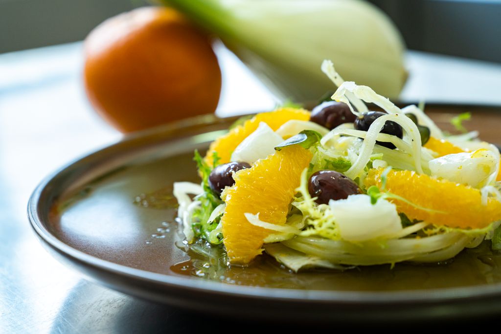 Plat amb una amanida de fonoll, taronges i olives negres