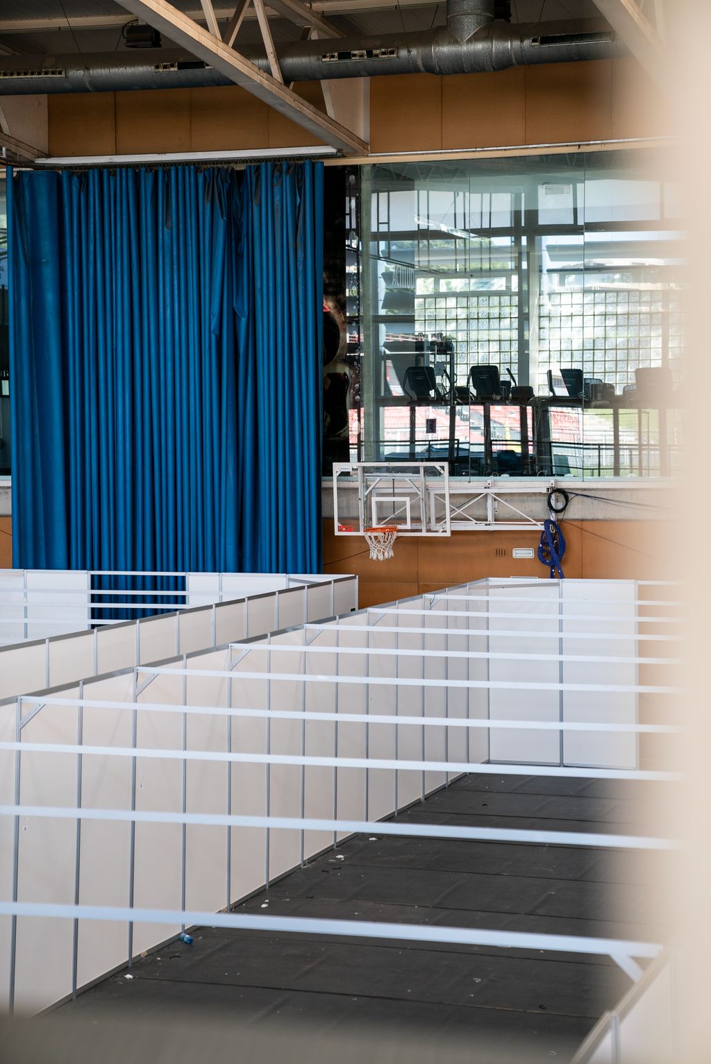 Vista de les últimes estructures pendents de desmuntar sobre la pista del CEM Guinardó