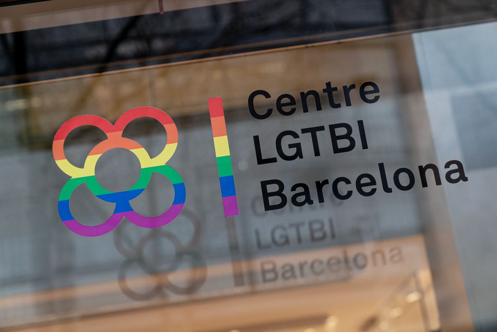 Logotip a la porta de vidre del Centre LGTBI de Barcelona