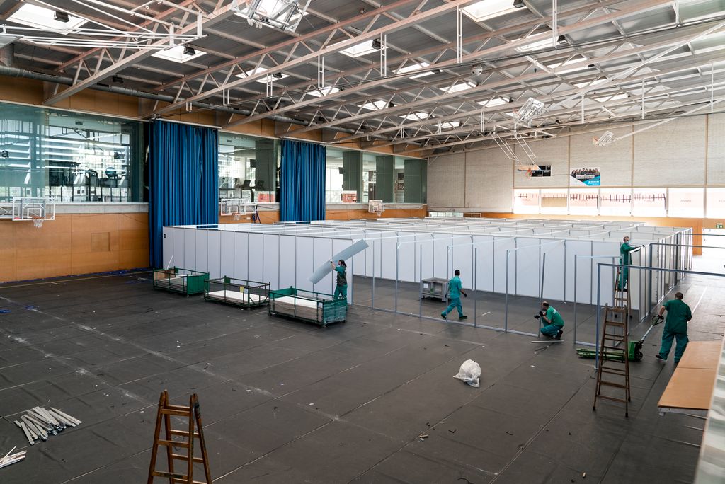 Procés de desmuntatge dels panells sobre la pista del CEM Guinardó