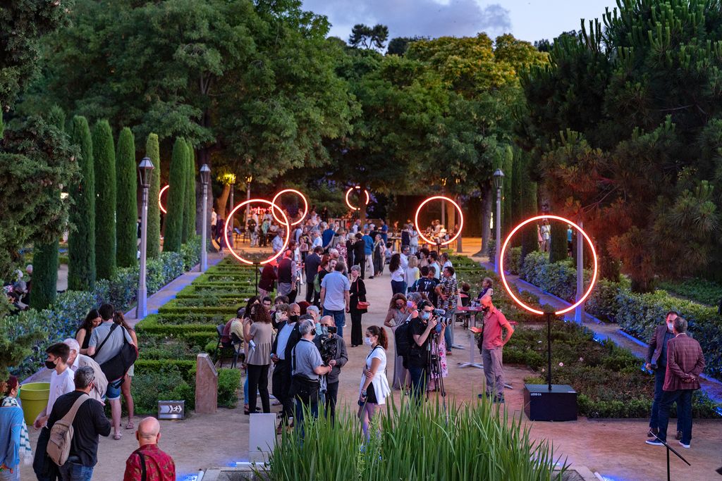 Grups de persones esperant als jardins del Teatre Grec l’estrena de l’obra inaugural del Grec