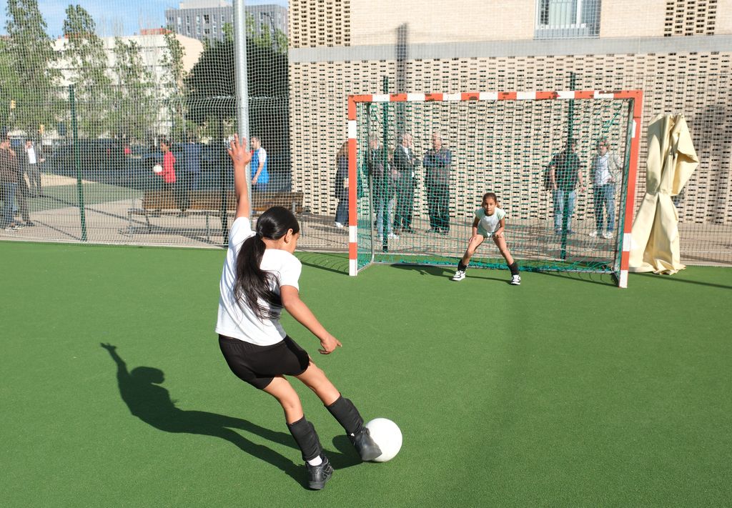 Una niña chuta a portería en el Complejo Deportivo Francesc Abad, el día de la visita al Proyecto Besonense de práctica deportiva