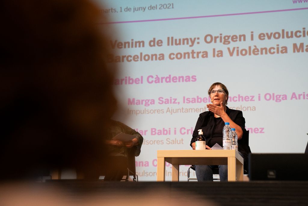 Moderadora de la taula inaugural de la jornada “Vint anys del circuit Barcelona contra la violència masclista”, Maribel Càrdenas