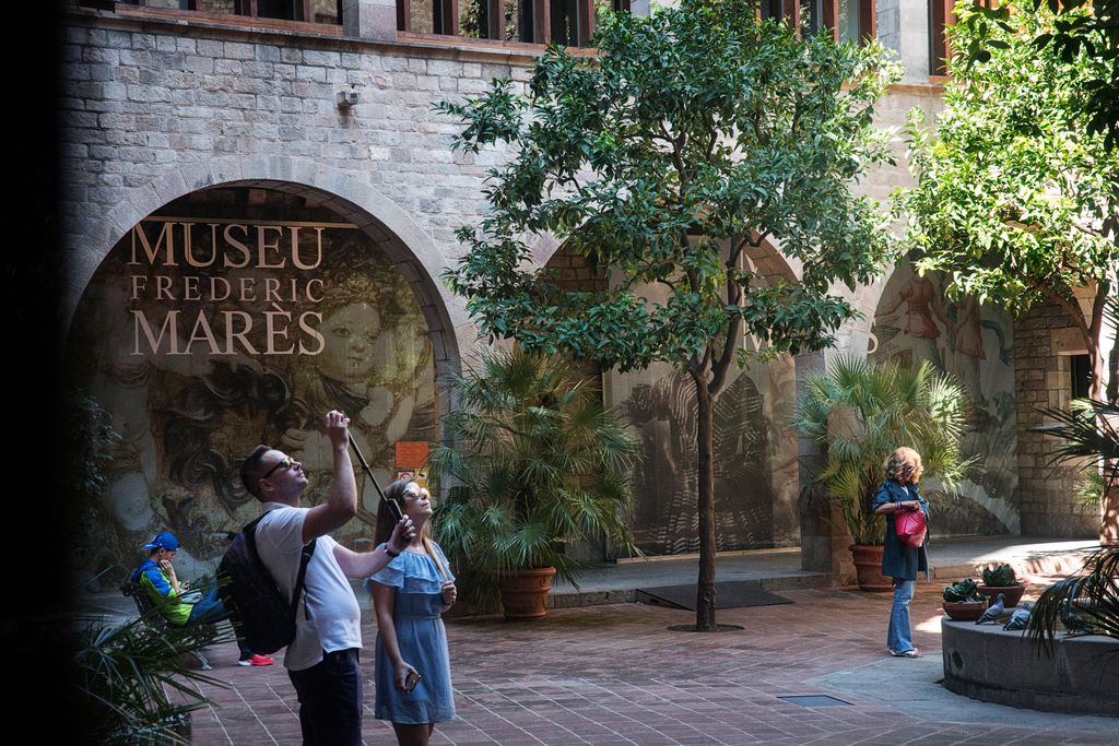 Museu Frederic Marès. Visitants fotografiant el pati
