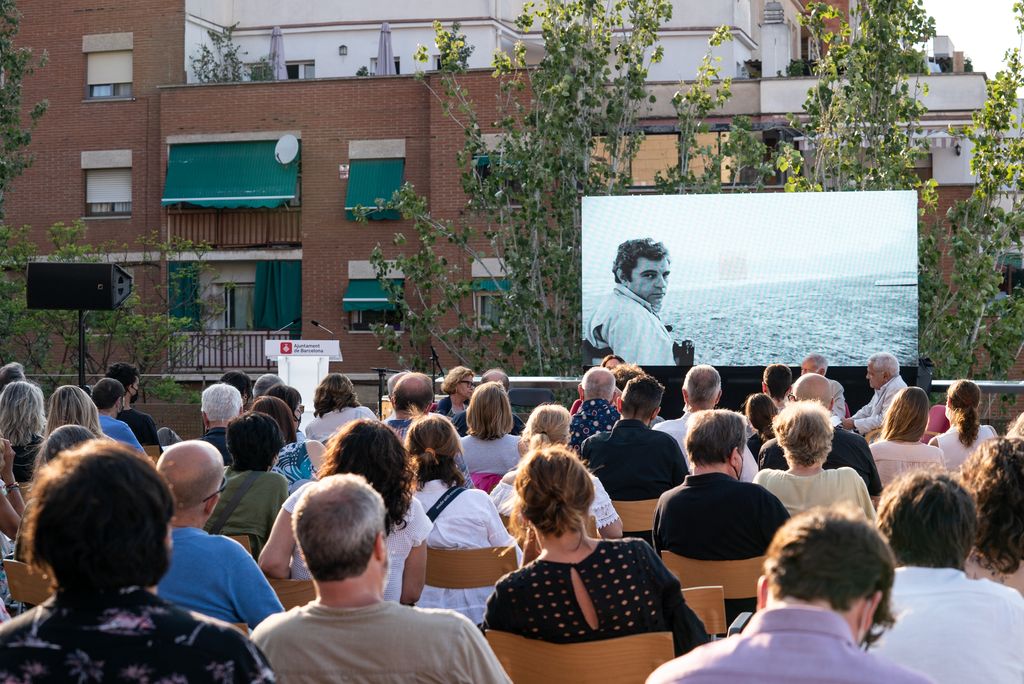 Vista general de la terrassa de la Biblioteca El Carmel durant l’acte d’homenatge a Juan Marsé