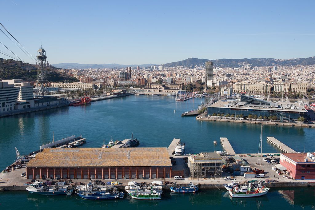 Vista del Port Vell con el Moll de les Balears en primer término, el Maremàgnum y la Rambla de Mar y la Torre de Sant Sebastià