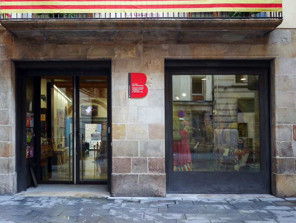 Casa dels Entremesos. Porta i aparador on es veuen els gegants