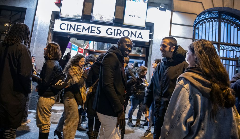 Públic assistent davant dels Cinemes Girona