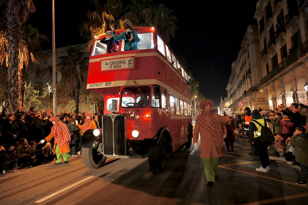Bus antic amb patges de la Cavalcada dels Reis d'Orient