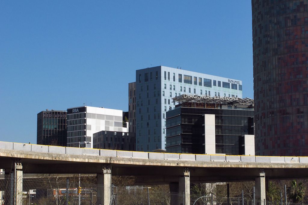Detall dels edificis del Poblenou a l’avinguda Diagonal amb la Torre Glòries
