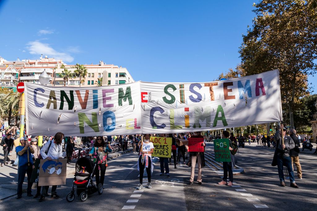 Gran pancarta "Canviem el sistema, no el clima"