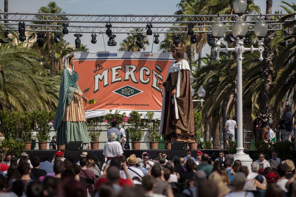 Ball dels Gegants de la Ciutat  durant el toc d'Inici de la Mercè 2020 al Moll de la Fusta 