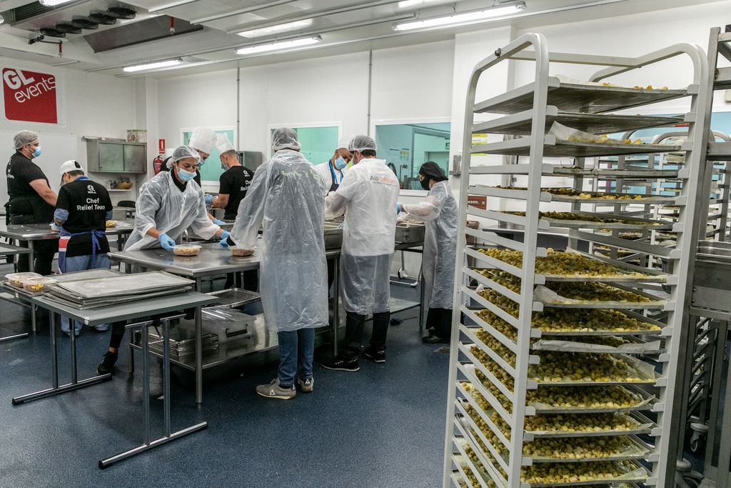 Vista general de la cuina durant el procés d'envasat de racions