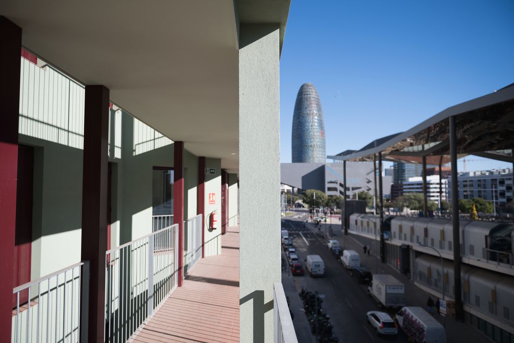 Passadís exterior dels habitatges públics de l’Illa Glòries el dia del lliurament de claus