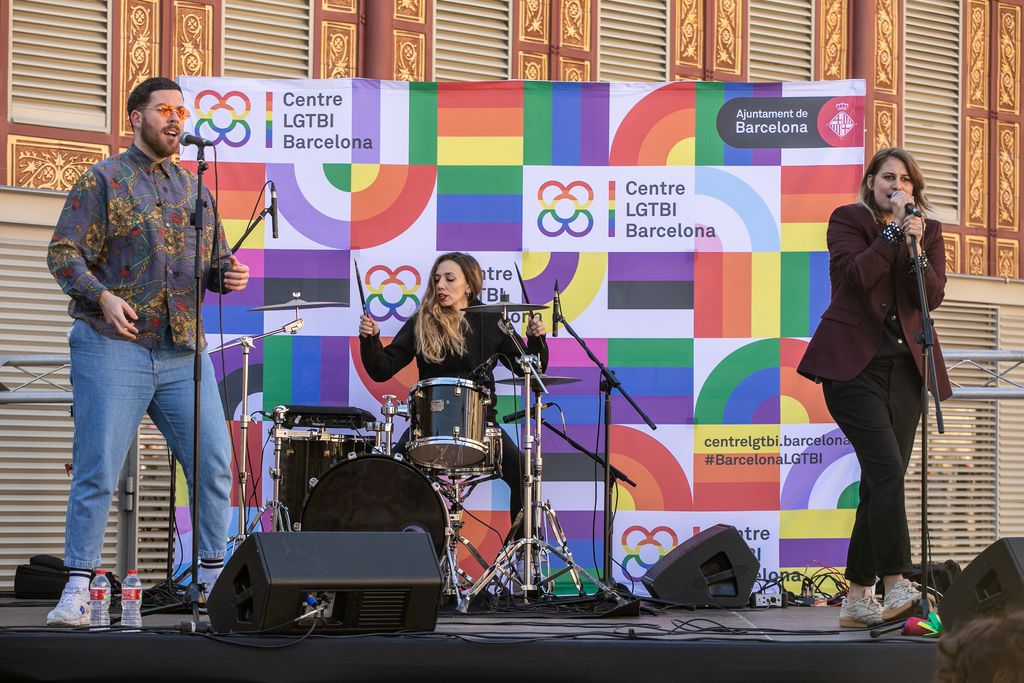 Actuació del grup Monterrosa davant del Mercat de Sant Antoni amb motiu del segon aniversari del Centre LGTBI de Barcelona