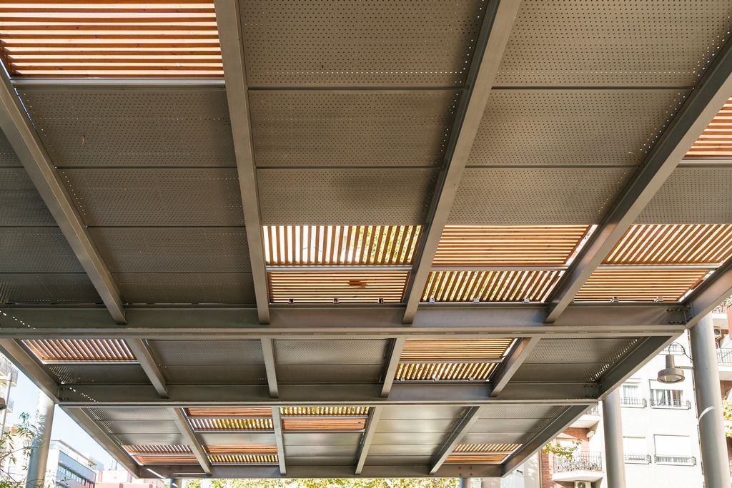 Interior de la pèrgola solar de la Plaça del Centre