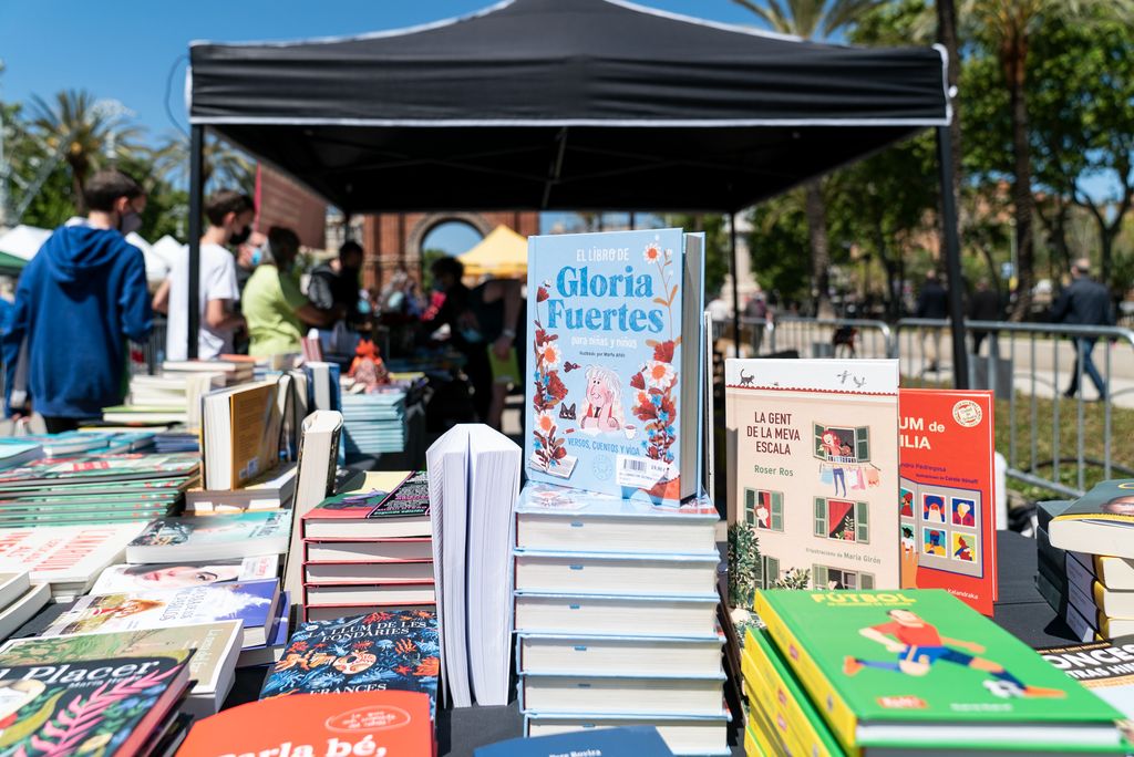Mostrador con libros de literatura infantil del puesto montado por una librería especializada en lectura para los más jóvenes en el recinto ferial del paseo de Lluís Companys con motivo del Día de Sant Jordi