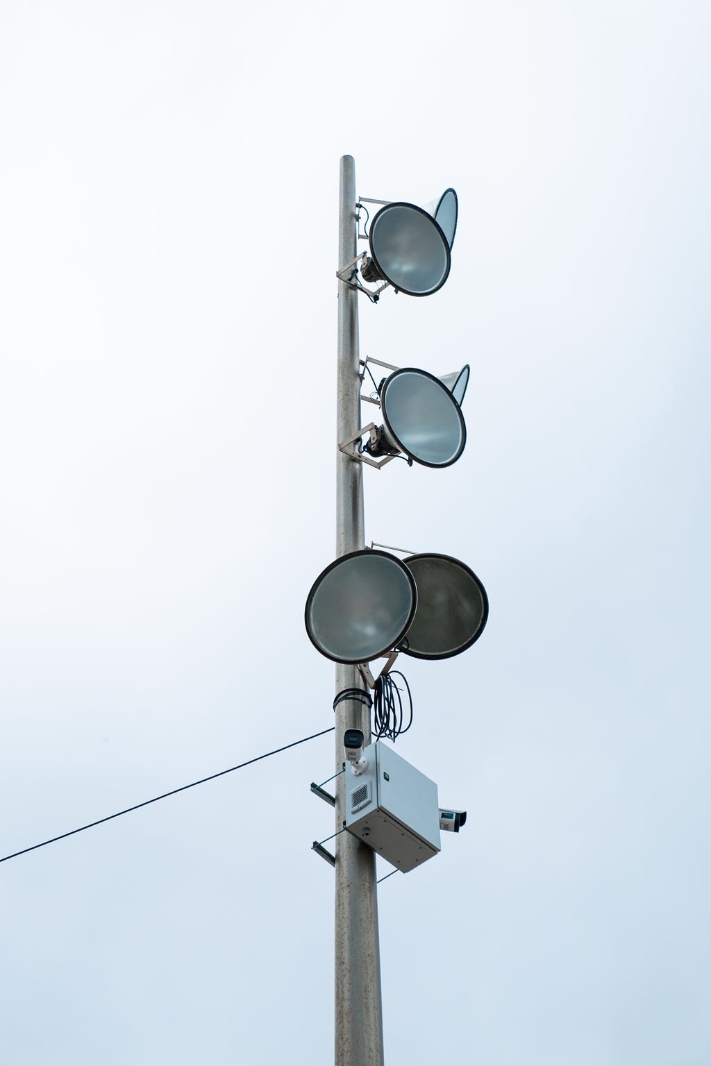 Els sensors de control de capacitat instal·lats dalt d'un fanal a la platja