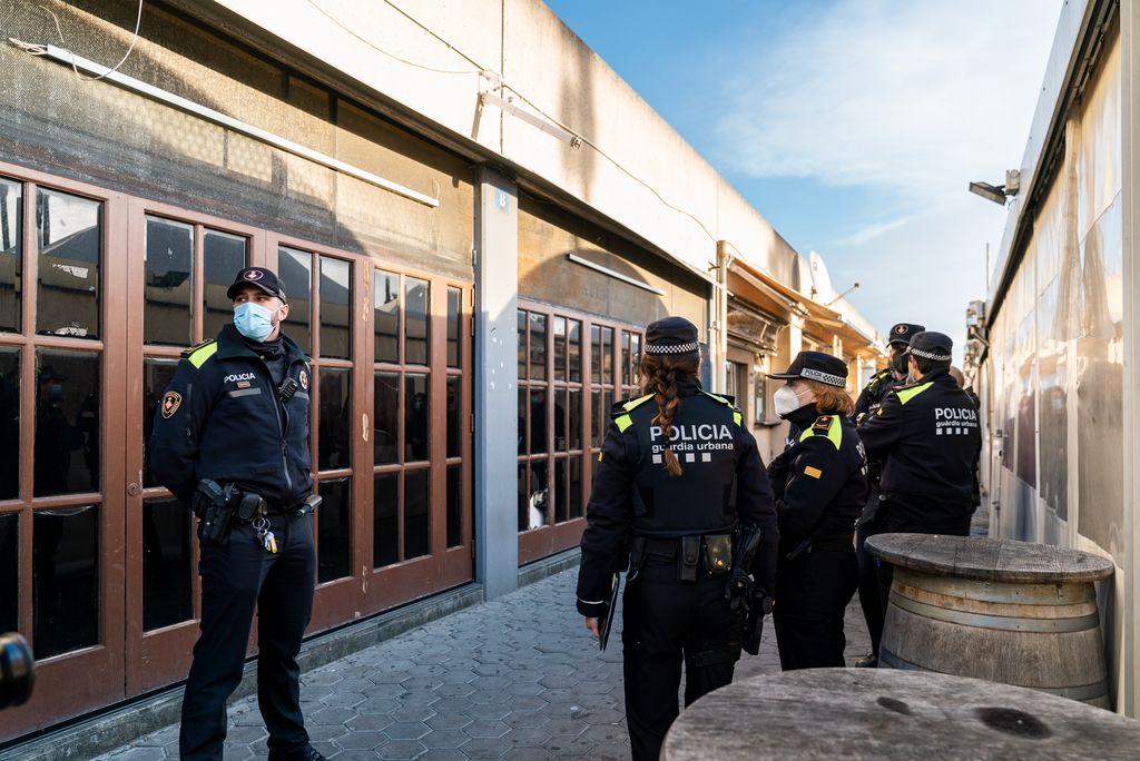 Agents de la Guàrdia Urbana davant d’un local del Port Olímpic per procedir al desallotjament