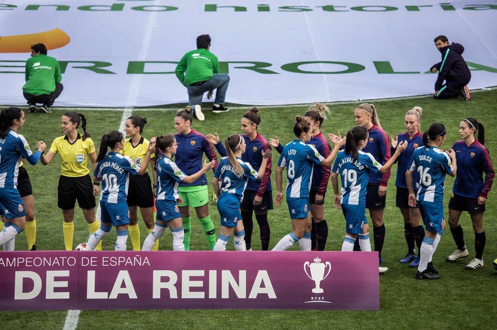 Jugadores saludant-se a l'inici del partit