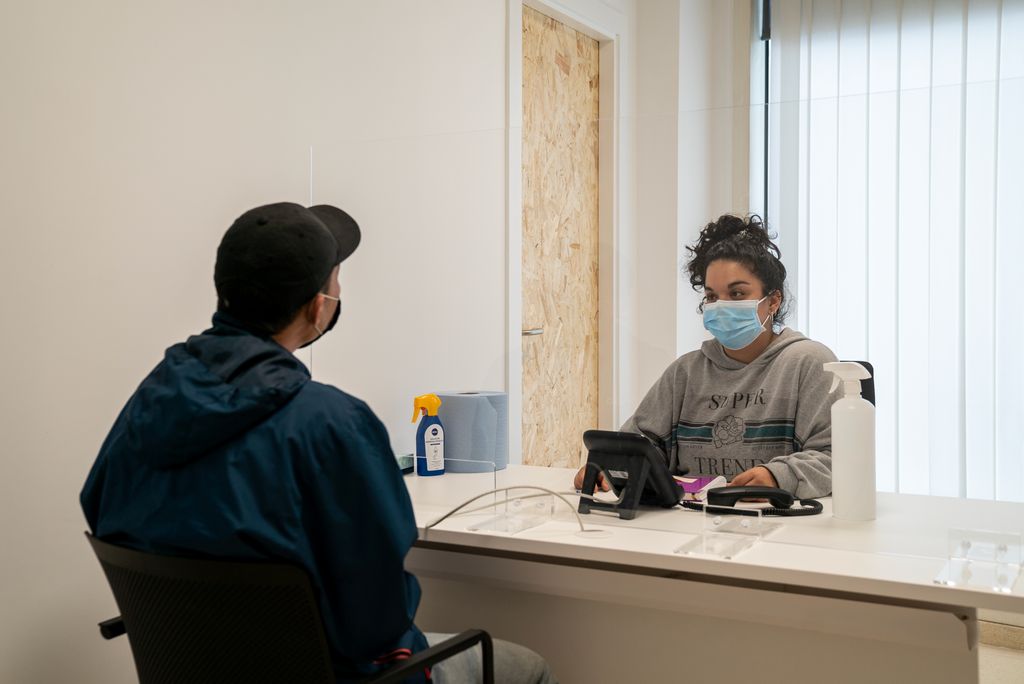 Una treballadora del Servei d'Atenció a Immigrants, Emigrants i Refugiats (SAIER) atén a un usuari