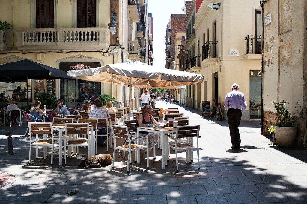 Persones a les terrasses de la Plaça de la Concòrdia