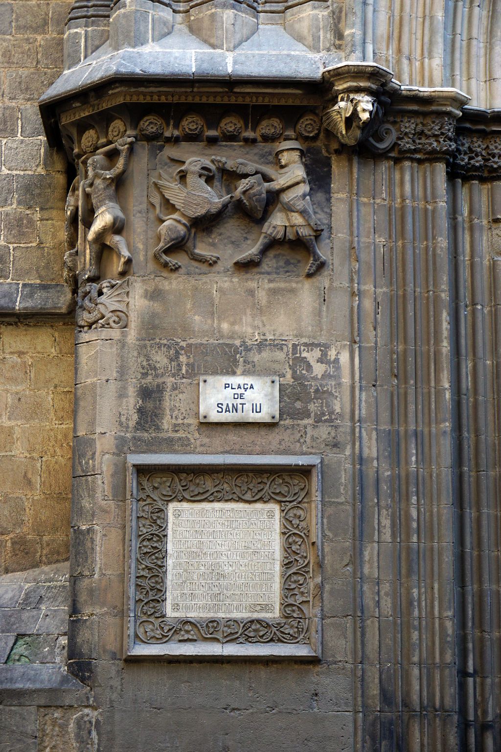 Portal de Sant Iu. Brancals i relleus