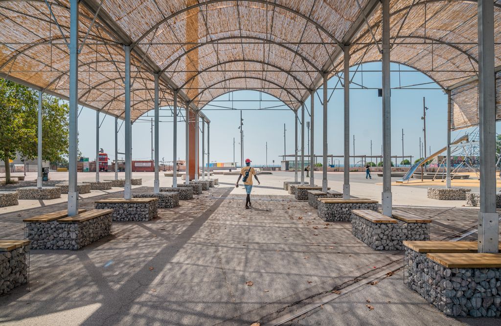 Una persona passeja sota el "Mar d'ombres", prototip del repte d'ombratge efímer de BIT Habitat del parc del Fòrum