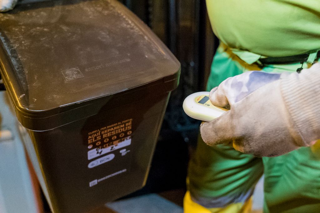 Recollida selectiva porta a porta al barri de Sarrià. Cubell per a dipositar residus