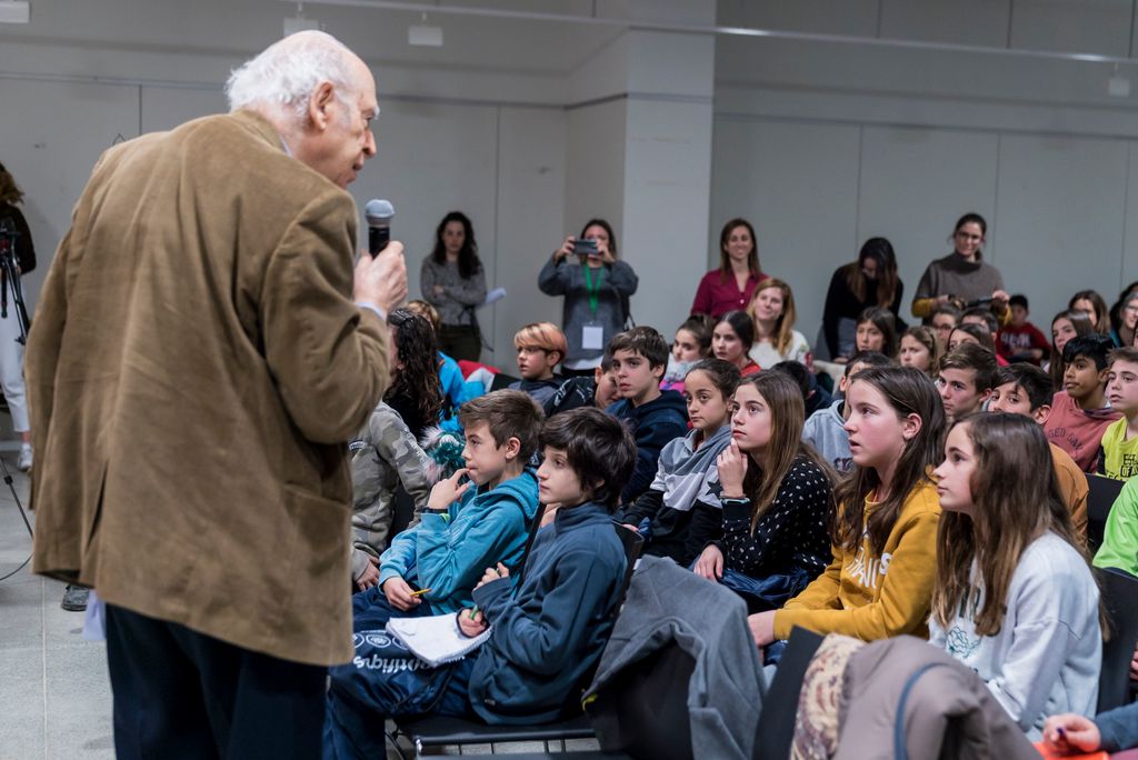 Un dels ponents es dirigeix als joves estudiants assistents