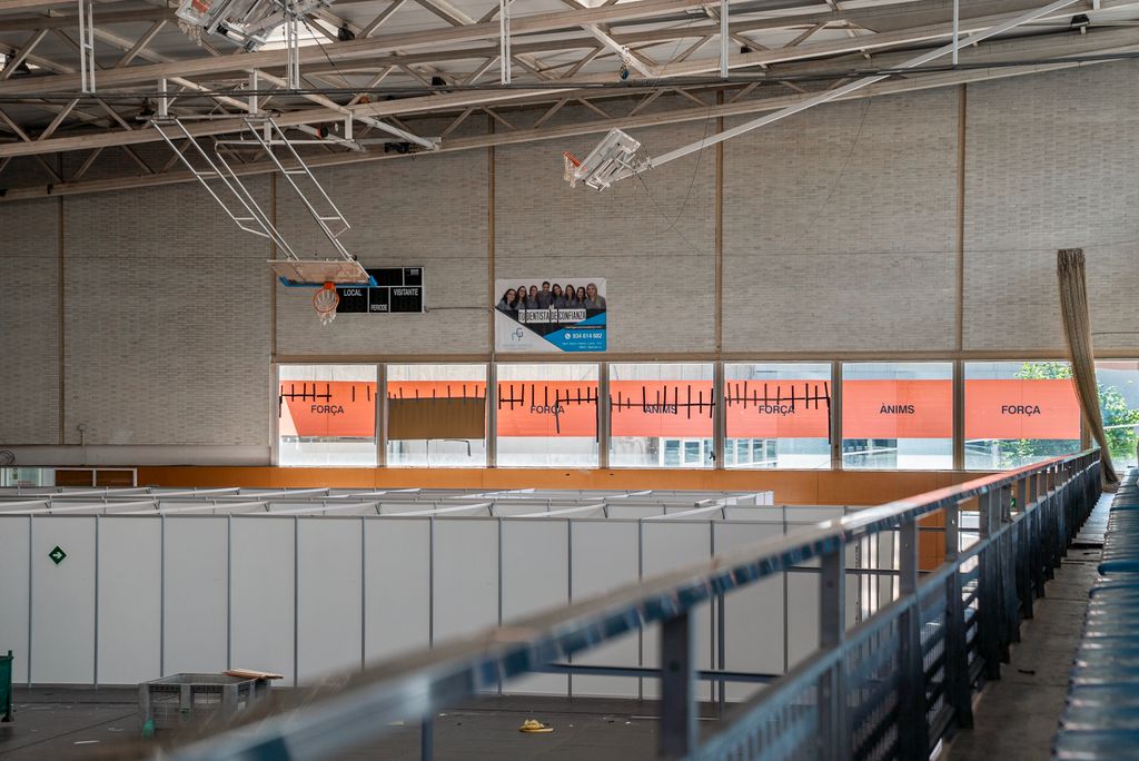 Vista de les últimes estructures pendents de desmuntar sobre la pista del CEM Guinardó