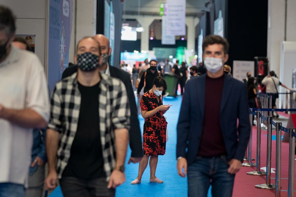 Assistents al Bizbarcelona i el Saló de l'Ocupació caminant pel recinte firal amb les mascaretes posades