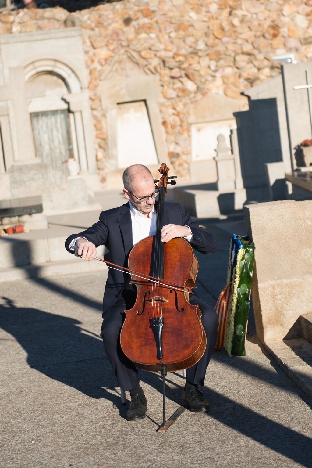 El violoncel·lista Luís Heras davant de l'ofrena al monument de Francesc Macià