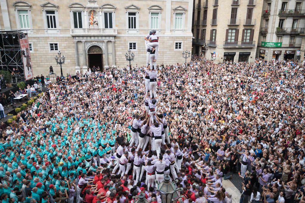 “Castell” de 2 de 9 “amb folre i manilles” de los Minyons de Terrassa en la plaza de Sant Jaume para las Fiestas de La Mercè 2025
