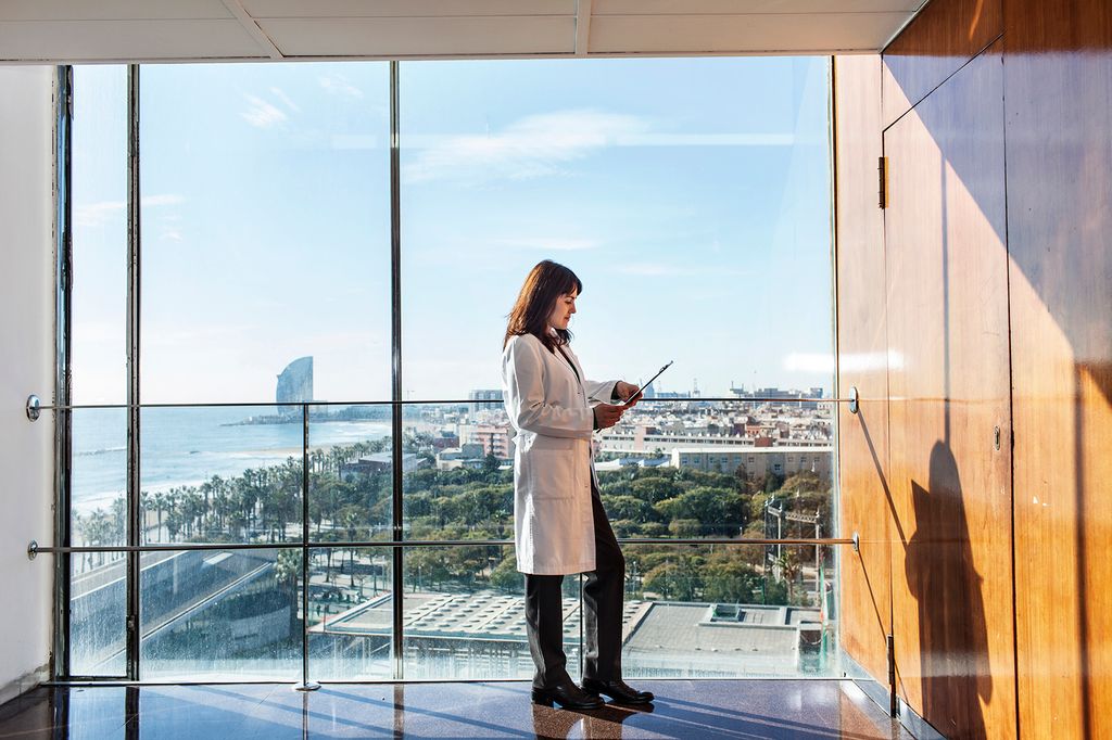 Doctora a un passadís de l'Hospital del Mar mirant una tauleta