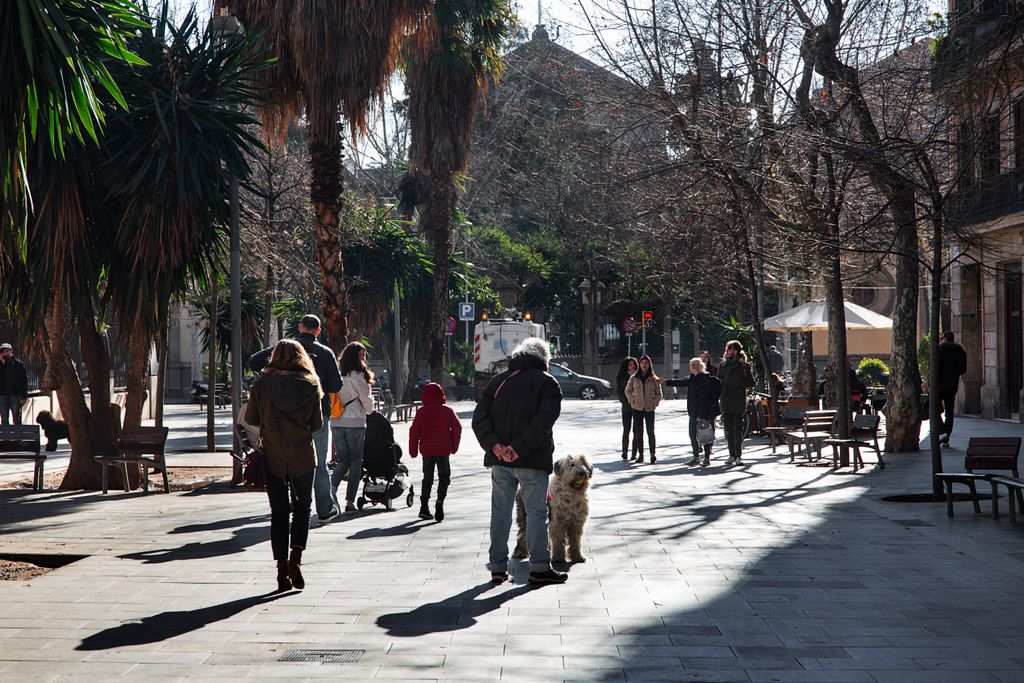 Persones passejant pel carrer d'Enric Granados