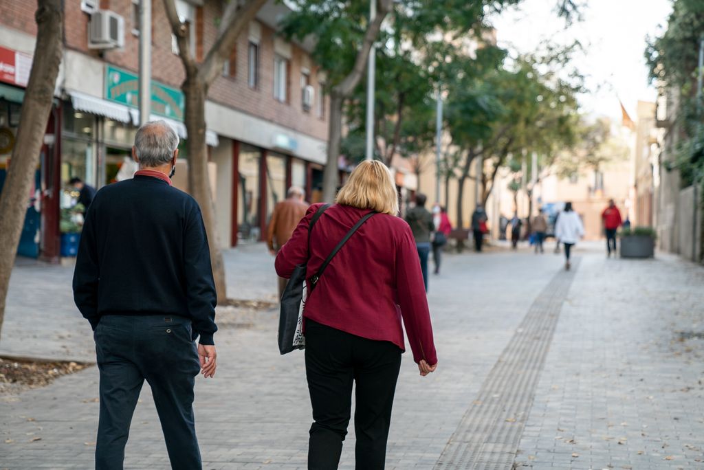 Una parella passeja pel carrer de Feliu i Codina, una de les vies pacificades de la superilla d’Horta