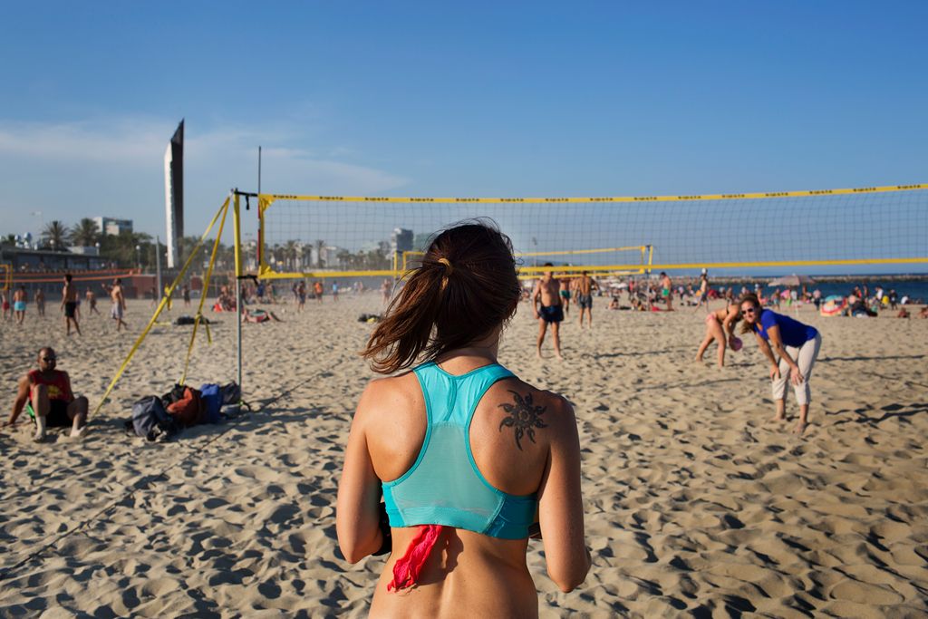 Joves jugant al voleibol platja