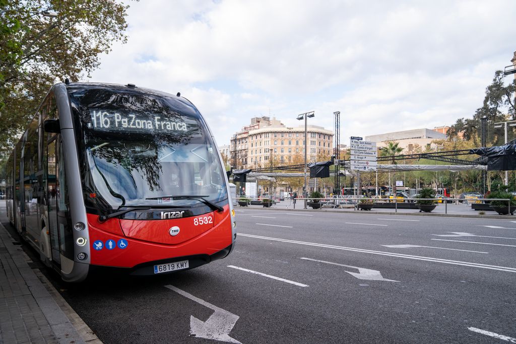 Autobús metropolità (H16) en sentit passeig de la Zona Franca circulant per la ronda de la Universitat