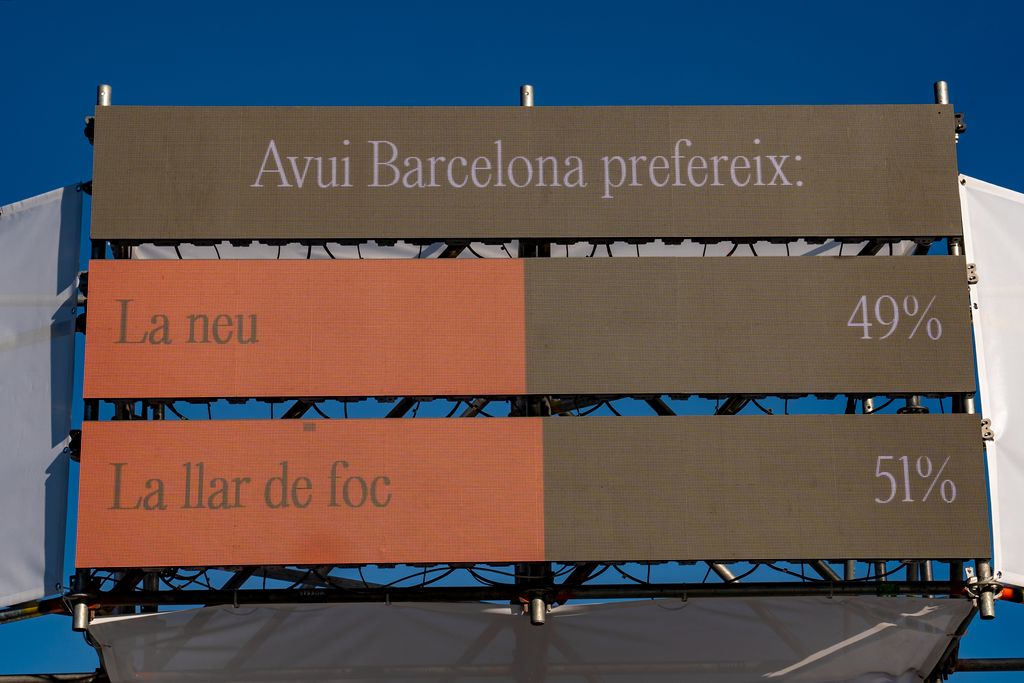 Rètols amb els resultat de l'enquesta dels túnels sobre la gent que prefereix la neu o la llar de foc, una de les activitats del Festival de Nadal a la plaça Universitat