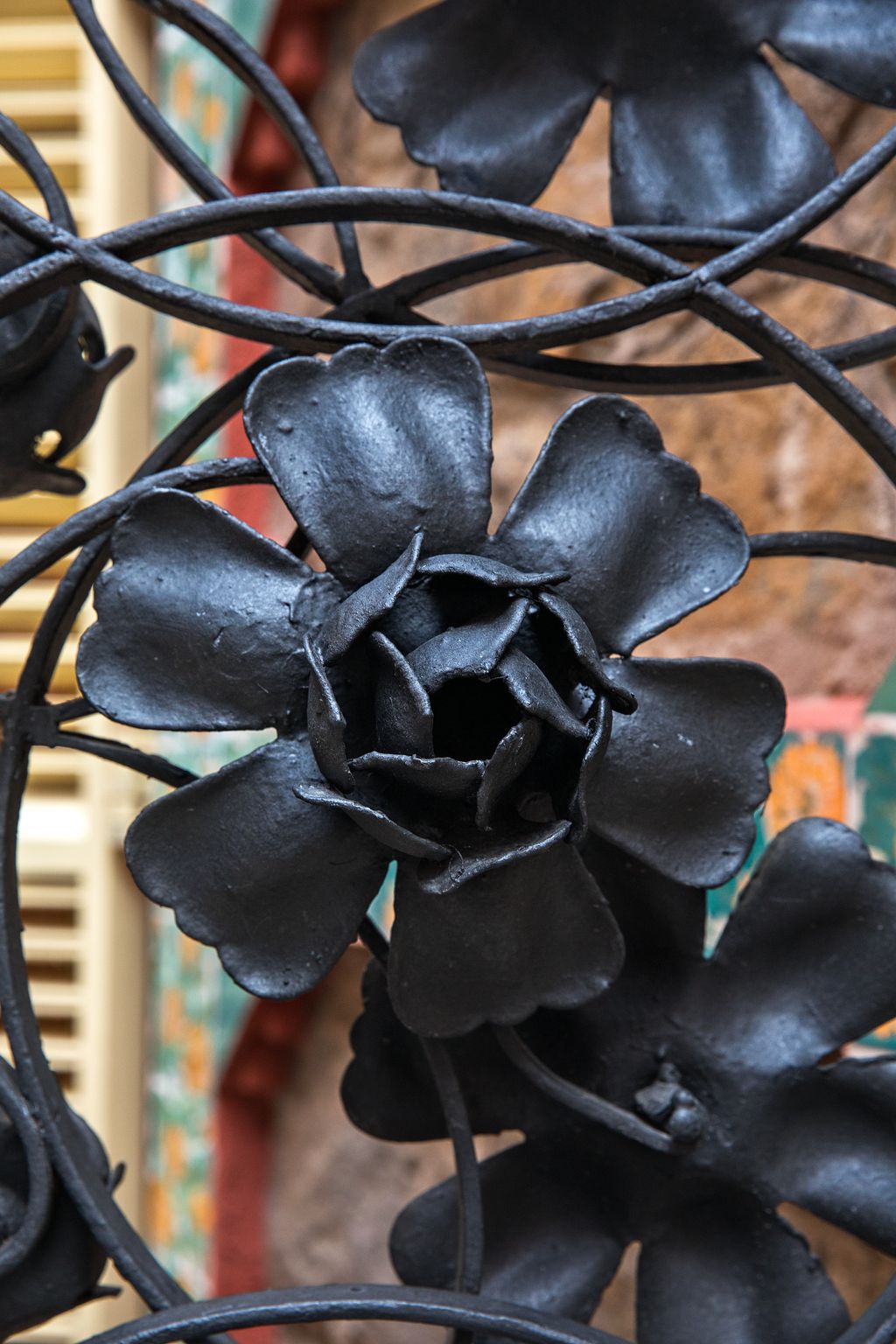 Casa Vicens. Elements exteriors de forja amb forma de flors