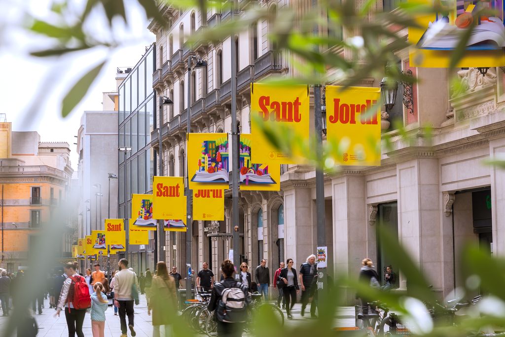 Banderolas de Sant Jordi 2023 colgadas en la avenida del Portal de l'Àngel
