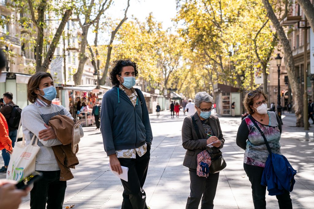 Assistents als "Passejos peripatètics: Reset" escolten les explicacions de la guia al carrer la Rambla