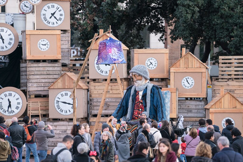 Desfilada de la titella gegant del Senyor Hivern envoltat de nens, nenes i les seves famílies